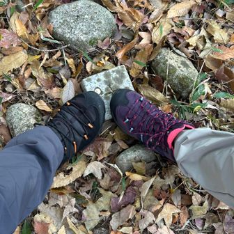 神於山の三角点、どちらもおニューのトレッキングシューズでした。