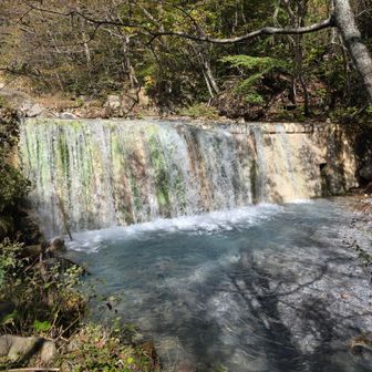 北温泉横の温泉の滝
