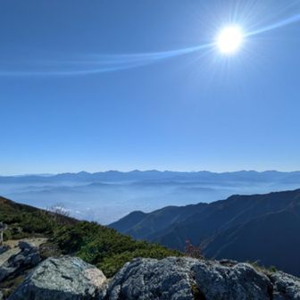 稜線から南アルプス連峰を望む。甲斐駒、仙丈岳、北岳、間ノ岳、農鳥岳、塩見岳、塩見の左肩辺りにずっと富士山が見えていた。
