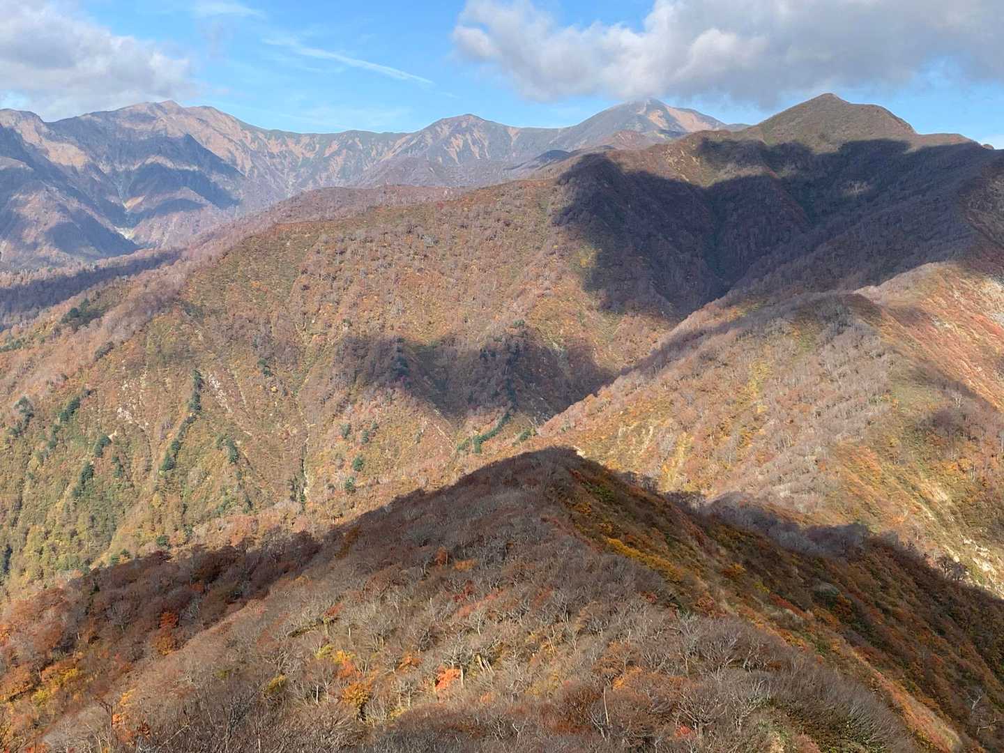 朝日連峰の主稜線が望めた👍