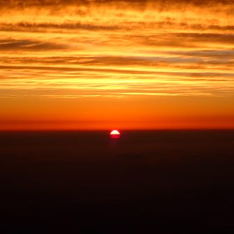 ご来光🌅
奥の濃淡の境から登ると思いきや暗部の途中から登り不思議です