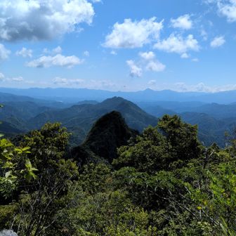 東岳の奥に武甲山