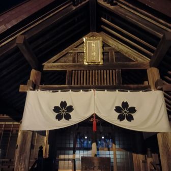 石段をヒーヒーあえぎ登って、新得神社の本殿へ⛩️
「熊さんが出ませんように🙏🏻」
あっ、今日は初詣だった‼️
「健康に過ごせますように🙏🏻」