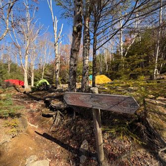 大日小屋のテン場⛺️
高校生の団体さんがテン泊してた👍