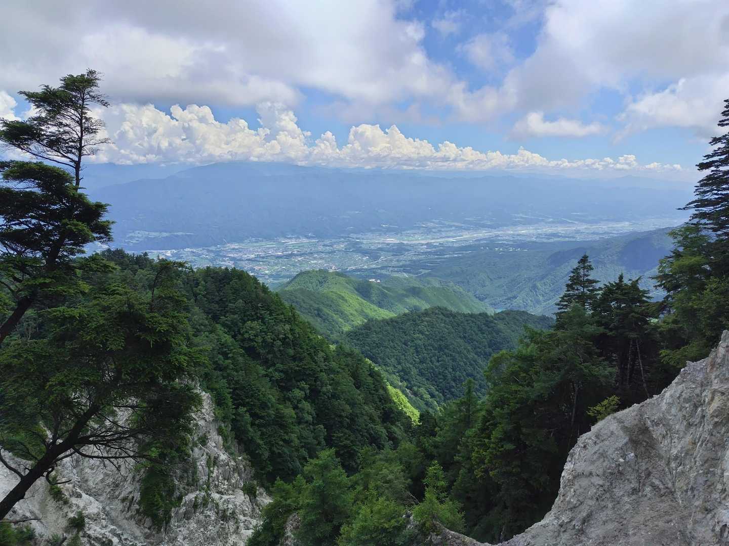 でも眺めはよく、涼しい風が吹き上げてくるからよい