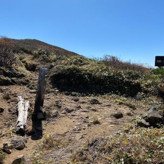 三本槍岳へ行くので直進。帰りは右へ入って大峠へ。