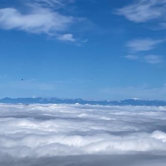 右端、富良野岳から続く十勝連峰と大雪山系一部。
