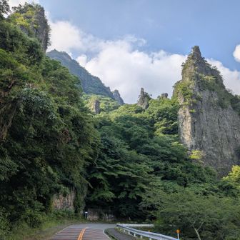 石門の奇岩群を見上げる