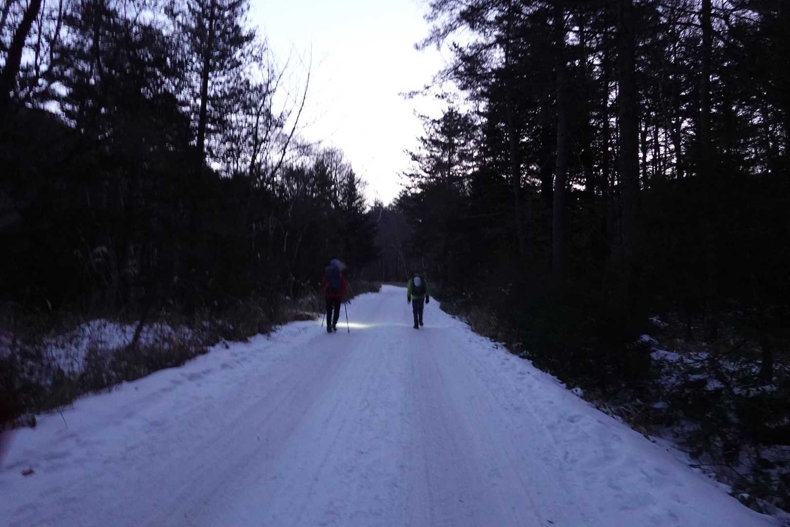美濃戸の積雪状況❄️
車も人もチェーンつけてなくても走行可能そうです。
実際どっちも走ってましたが🚗
(結構後ろから車来るので気をつけて。エンジン音しない車多いので気づかない😭)