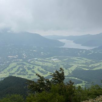 丸岳山頂近くから眺める芦ノ湖