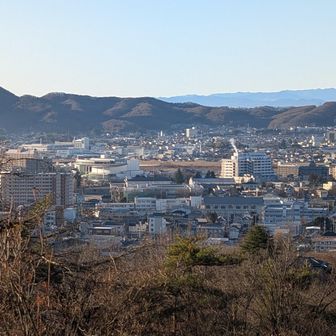 登っていくと展望が開けてきた。ちらっと富士山も見える
