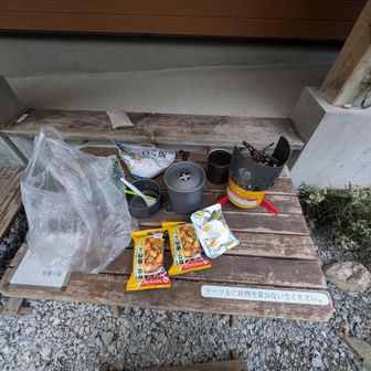 雨がパラパラしていたので、夕食は長衛小屋前のテーブルをお借りしました。