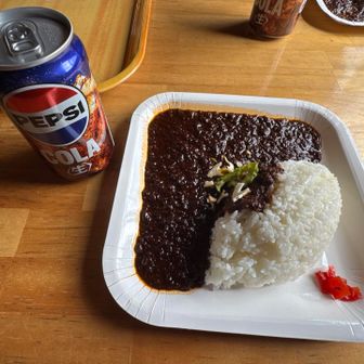 肉離れでも腹は減ります…
岳沢小屋名物のブラックキーマカレーとペプシ
カレーめっちゃ美味しかった😋他にもボロネーゼなど美味しそうなメニューたくさんありました。
