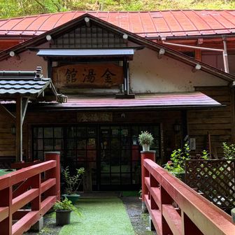 赤い橋を渡って玄関へ
