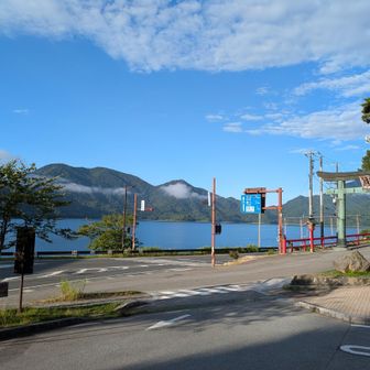 朝早くは気持ちの良い晴れで、中禅寺湖を通した眺めがきれい。