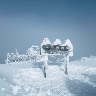 山頂は強風だったので写真撮ってすぐ退散