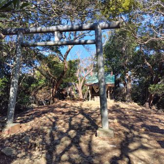 山頂に社がある