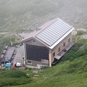 仙丈小屋はモダンな雰囲気です。