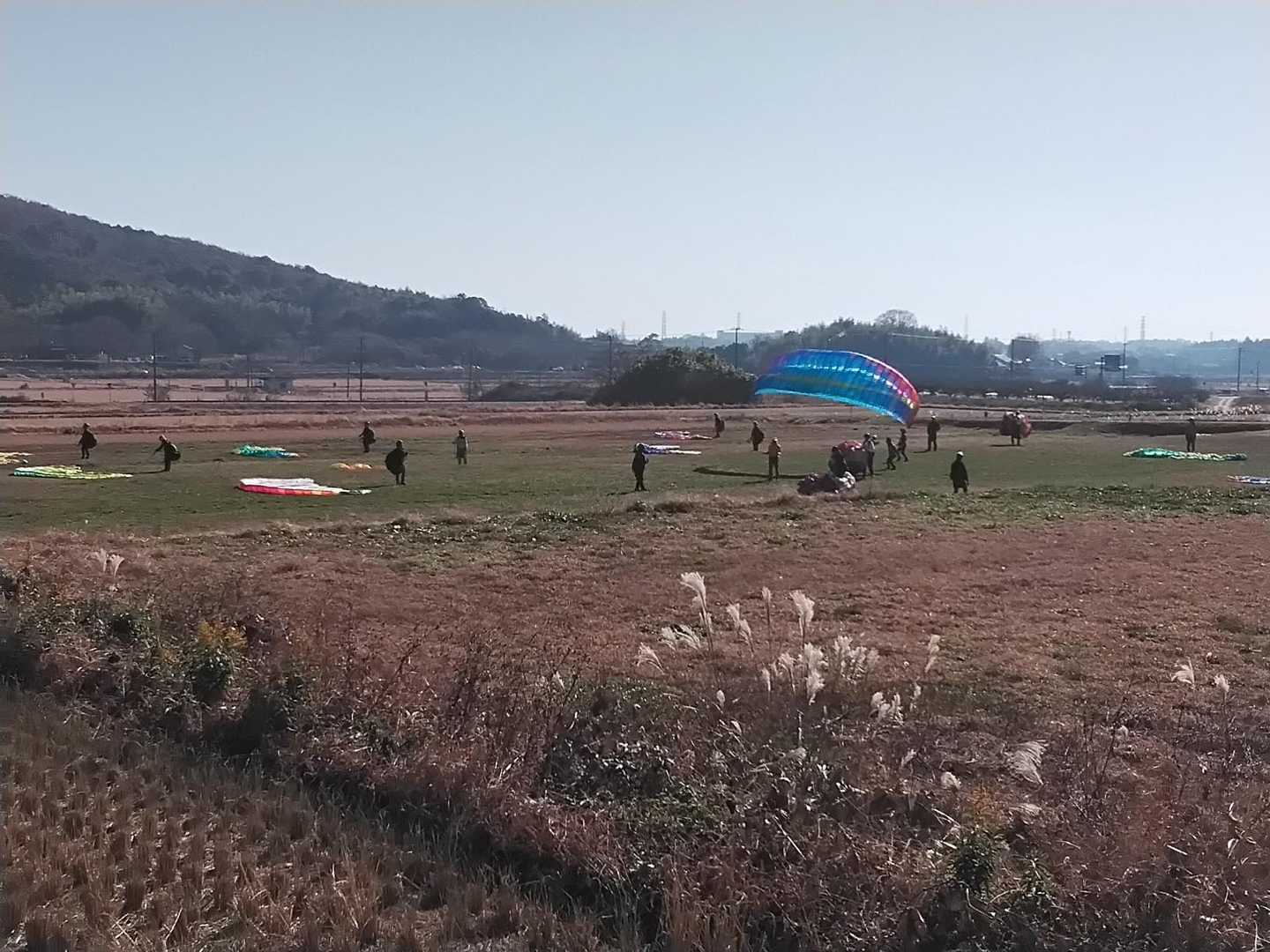 パラグライダーは　下で練習中