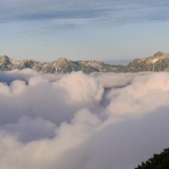 雲の上、左が立山　右が剱岳
