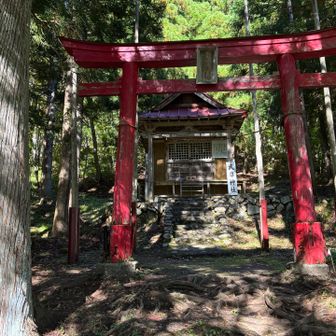 　武尊神社に戻ってきました。剣ヶ峰からの下りが木の根やら枯葉やら急斜面やらぬかるみと苦戦いたしましたが無事に下山。ありがとうございましたと武尊神社に報告しました。