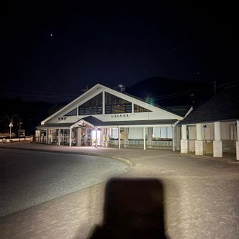 便所でオッサンが唸ってた