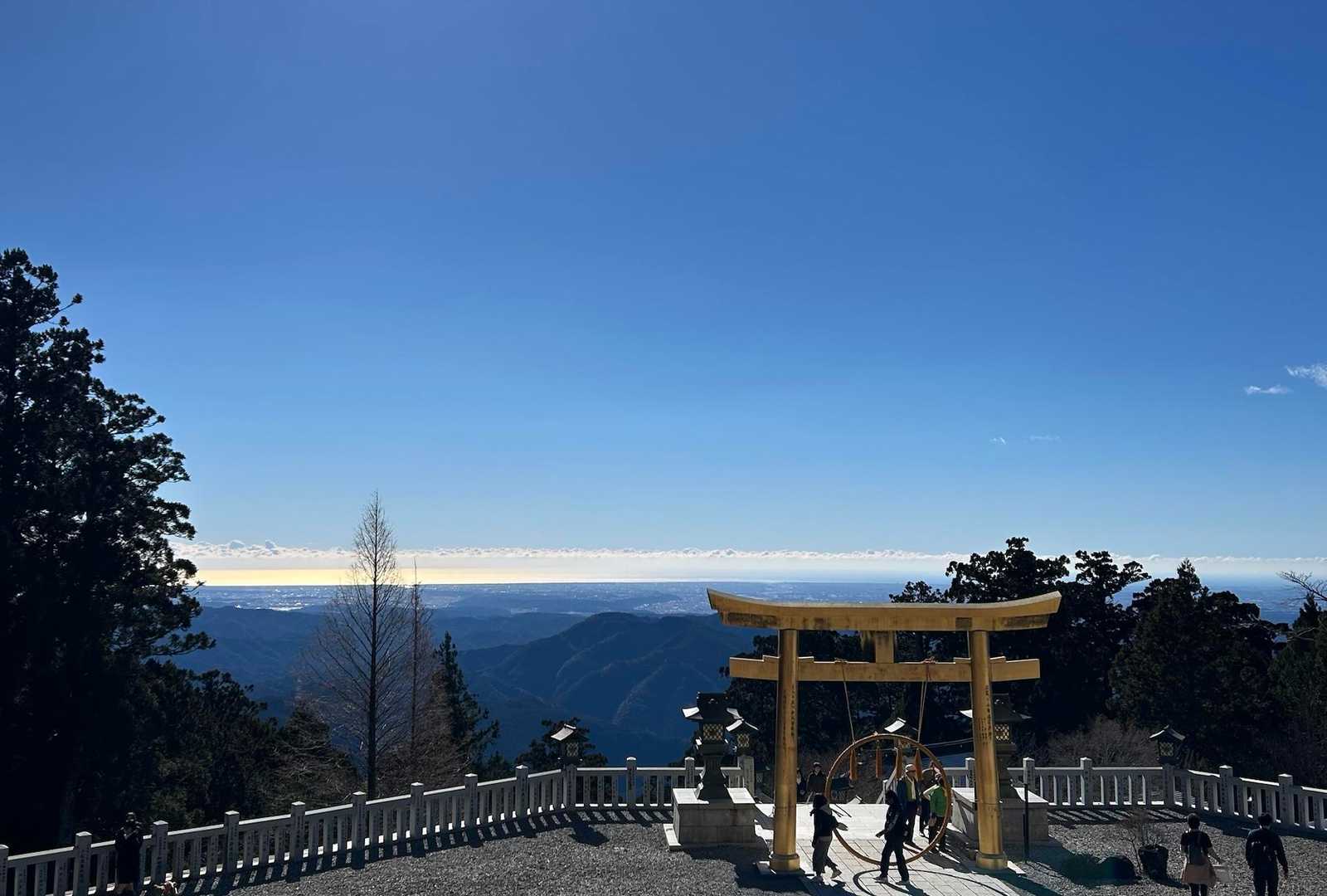 鳥居も海もキラキラしています。茅の輪もくぐりました。