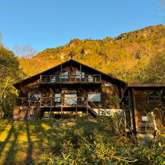 庚申山荘到着、キレイな山小屋と背後に聳え立つ岩稜の対比が絵になります🖼️