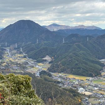 左に竜ヶ鼻、中央は平尾台