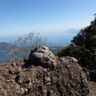 平らな所があり岩の向こうに海が見えた