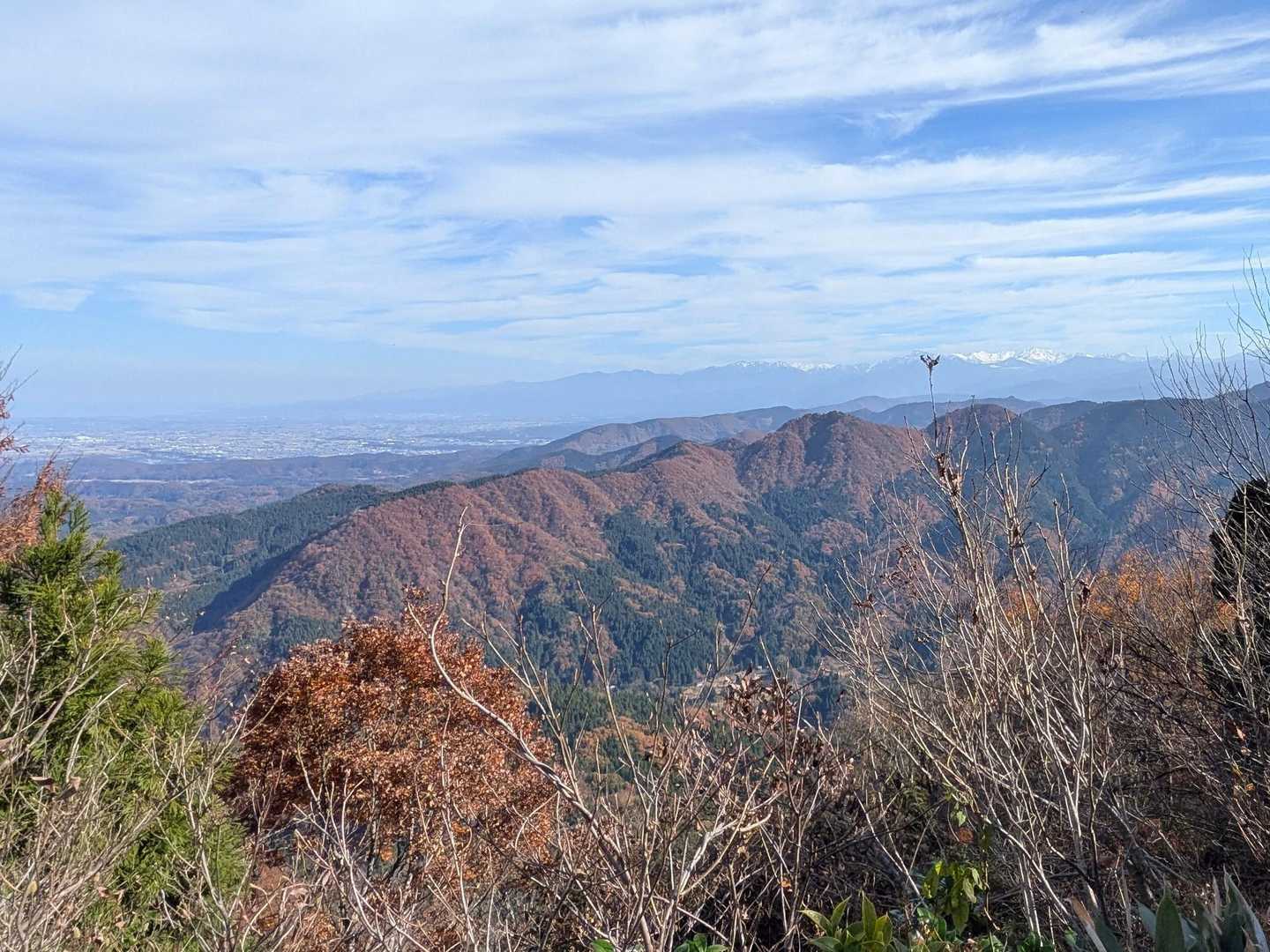 祖父岳の山頂も素晴らしい眺望
向かいの真ん中少し右の双耳峰が夫婦山かな
