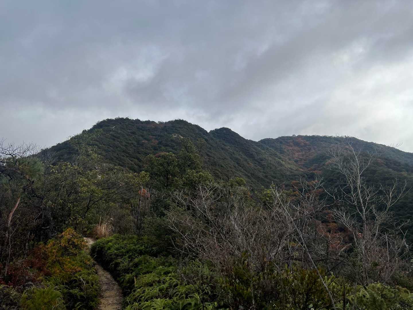 天狗岩と昭和池をめぐる展望抜群の三草山の写真