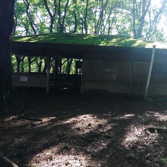 艫岩の避難小屋