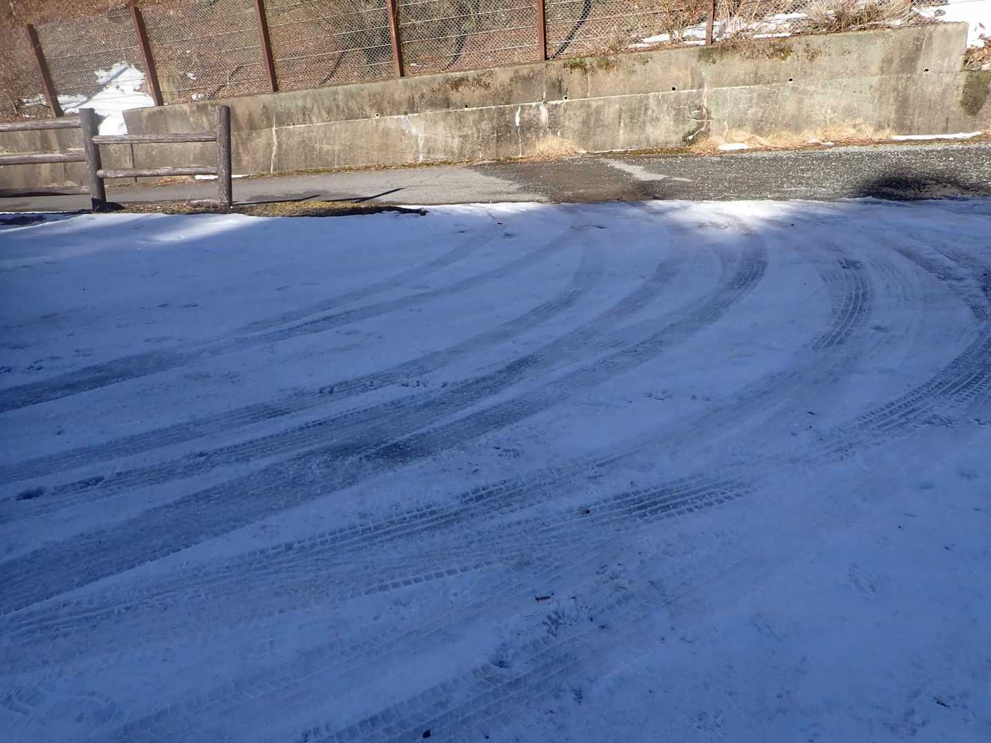 高見峠駐車場は凍結
車道は溶けてますがすぐに凍結した道が続きます