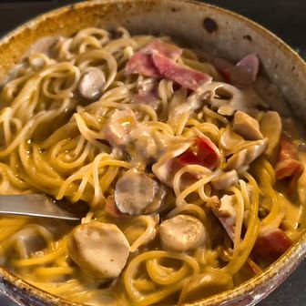 「なんか作ろうか？」
メニューにもないであろう、きのこクリームパスタまで作ってくれました！あったまるぅ〜
気持ちも嬉しかったから特別美味しかったあ🤤ありがとうマスター