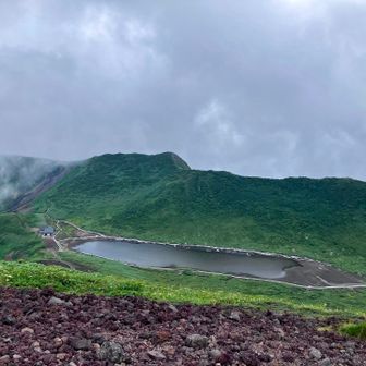 山頂から見た阿弥陀池