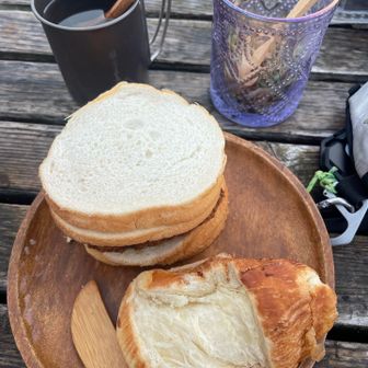 サンドイッチにハーブティー
ハーブは瓶ごと葉っぱを持参しました。