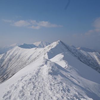 トヨニ岳北峰とピリカヌプリへと続く稜線