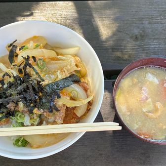 玉子とじカツ丼ヒレ肉3枚¥1,900
頑張って完食😋
発注から着丼まで30分以上😢