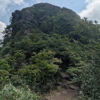 でっかい岩山が出現
これを超えるの？と地図確認してみると左側を迂回するみたいで安心