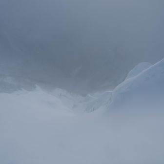 分かりづらいが
その奈落を見下ろす

運が良ければ
雪で止まるかも知れないが

止まらなければ
いつまでも落ちる