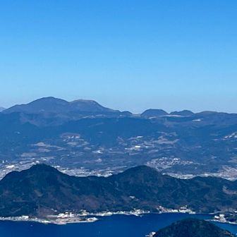 左から神山・駒ヶ岳・二子山の箱根火山群。
親子のフタコブラクダ🐫🐫と比喩されている