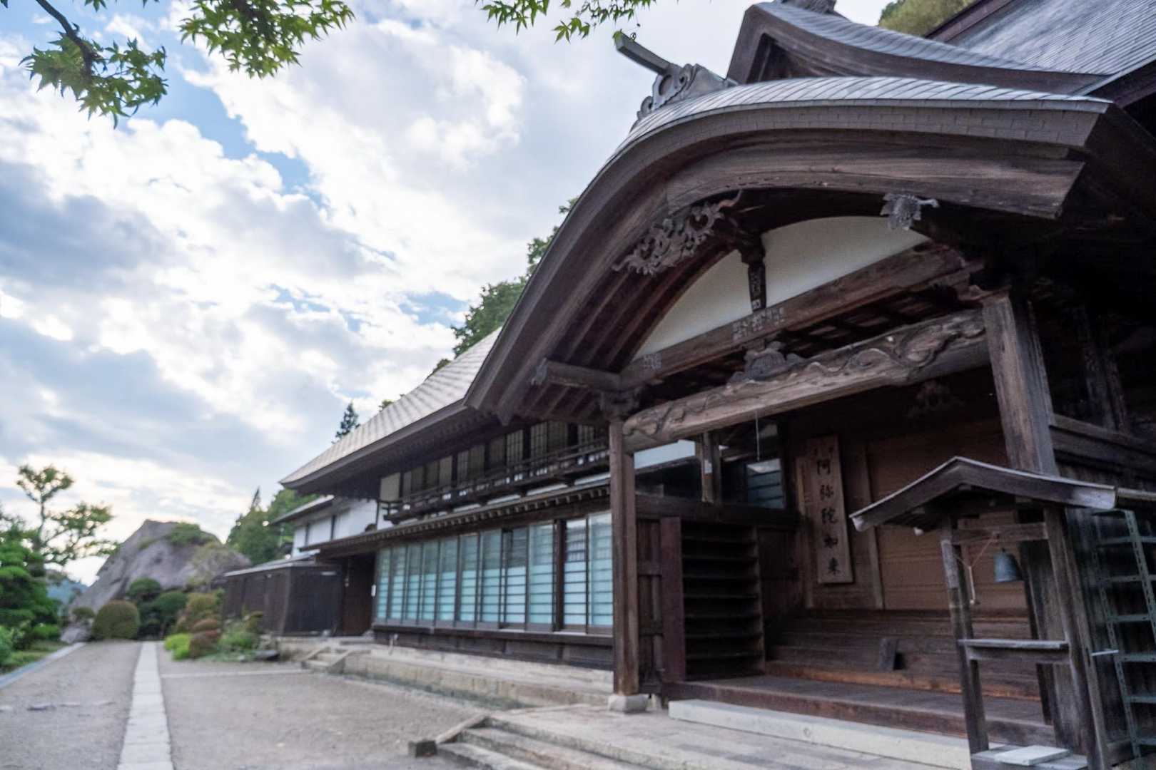 本坊（手前）と神楽岩（奥）
