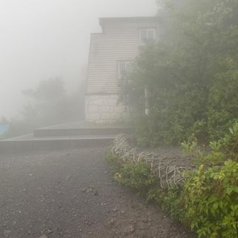 六合目の避難小屋まできました。
この間、数グループとすれ違う。
この天気予報、天候の中でも登る判断をした仲間達と情報交換、共有😊。