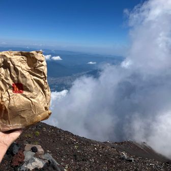 と、その前にー！
腹減ったんで昼飯にします！🍔

さすがに袋がボロボロになってるー！笑