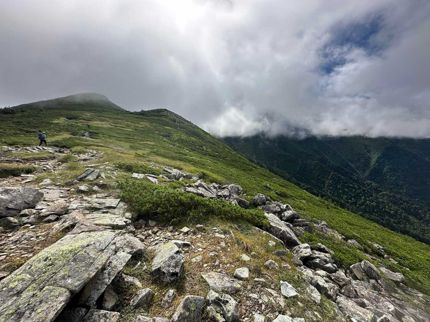 たぶんあの先のガスの中に黒部五郎岳⛰️⤴︎