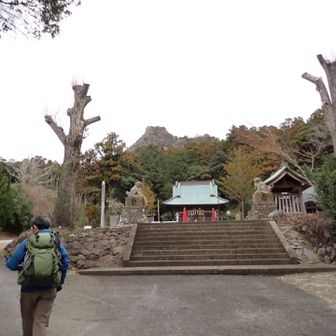 神社の後ろには伊予ケ岳。