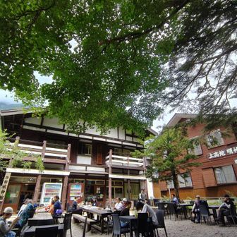 お盆の時季で大賑わいの明神館。
相部屋で利用。
内装が改装され、まだ木の香りが漂い、まるで新築のよう。一人のスペースが以前より広くなり、40リットルくらいのザックも楽々おける⁉︎とても快適でした✨