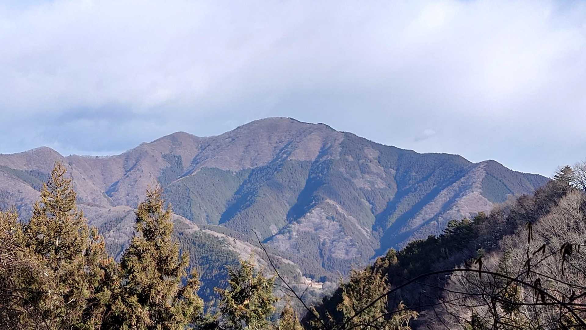 奥多摩ハイカー対象の一座の御前山。