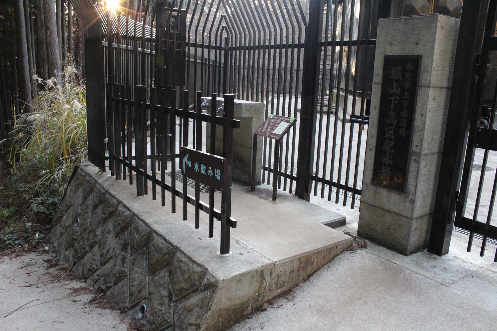 秦野の美味しいお水
今日は下町の水を担いでるので、一口だけいただきました！

ｳ~ｵｲｼｲ!!ლ(´ڡ`ლ)